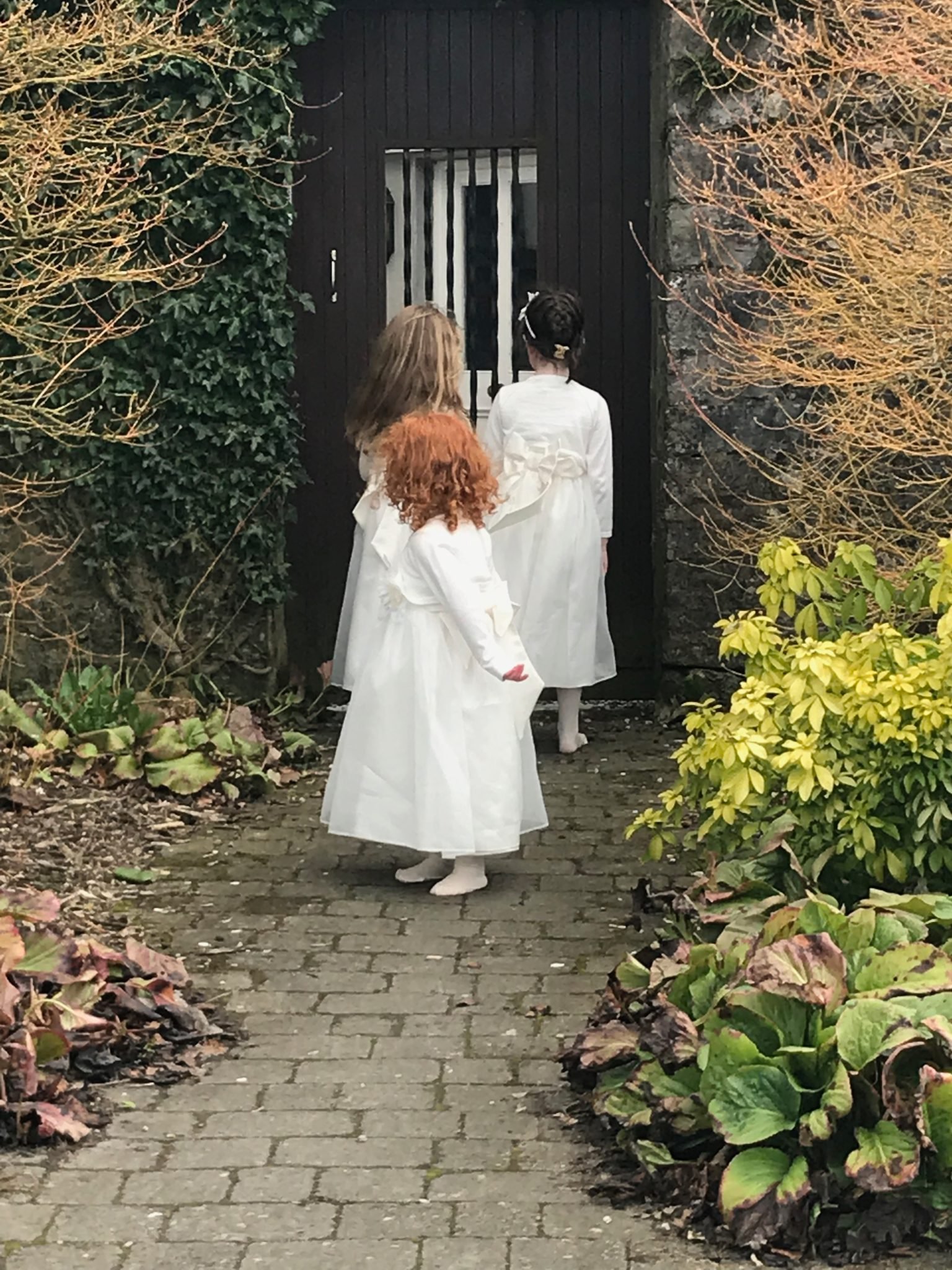 Such a lovely weekend! I was invited to mind the 3 flowers girls at Mary and David wedding last weekend in Durrow Castle ( Co. Laois). It was my first long trip to babysit and really worth as we had such a lovely time!